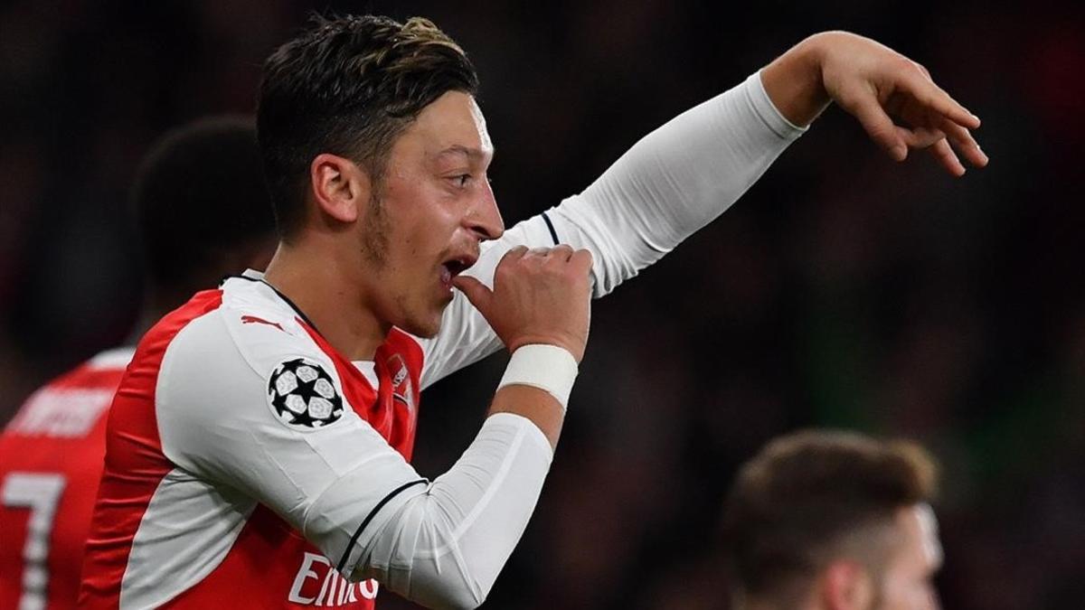 Ozil celebra uno de sus tres goles para el Arsenal ante el Ludogerets en un partido de Champions League.