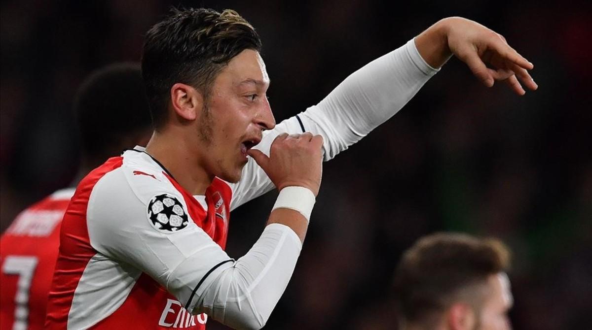 aguasch35967411 arsenal s german midfielder mesut ozil celebrates scoring hi161020004628