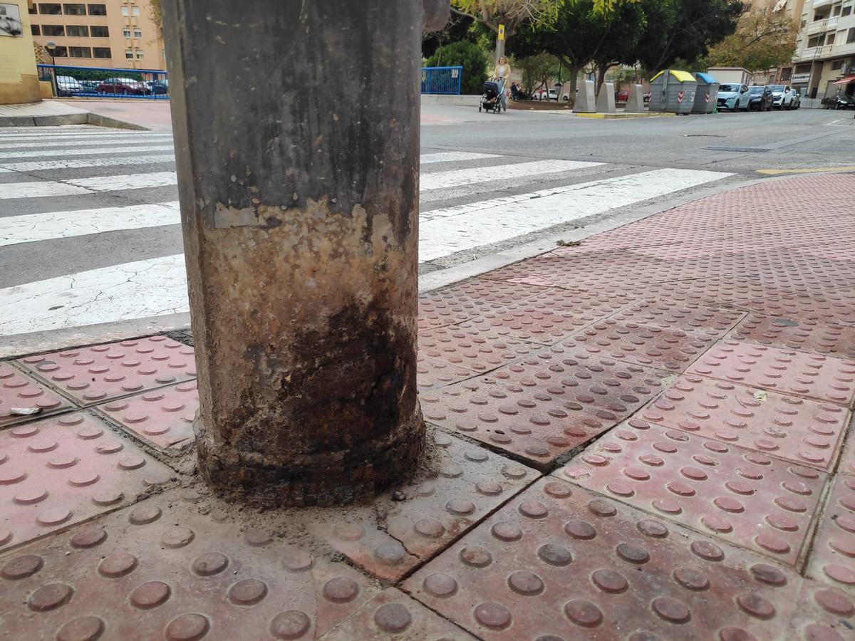 Base de una farola de El Campello, corroída por los orines.