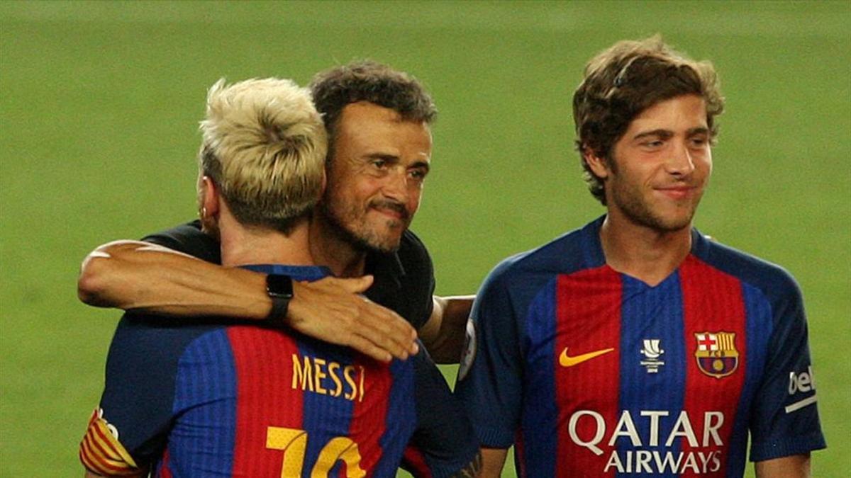 Luis Enrique y Messi se abrazan ante la presencia de Sergi Roberto