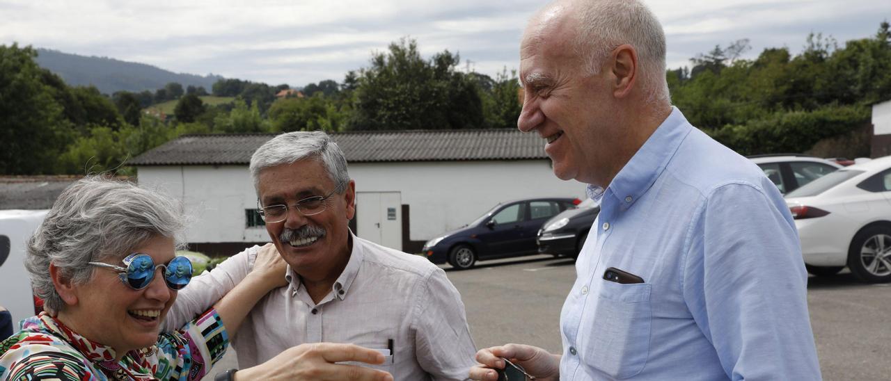 Ana González saluda a Luis Manuel Flórez, en presencia de Faustino Blanco.