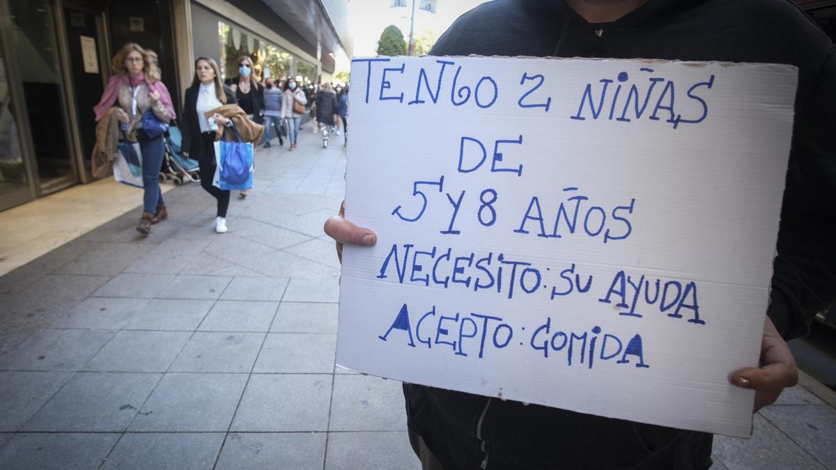 Una persona sin recursos pide ayuda en una céntrica avenida de Alicante