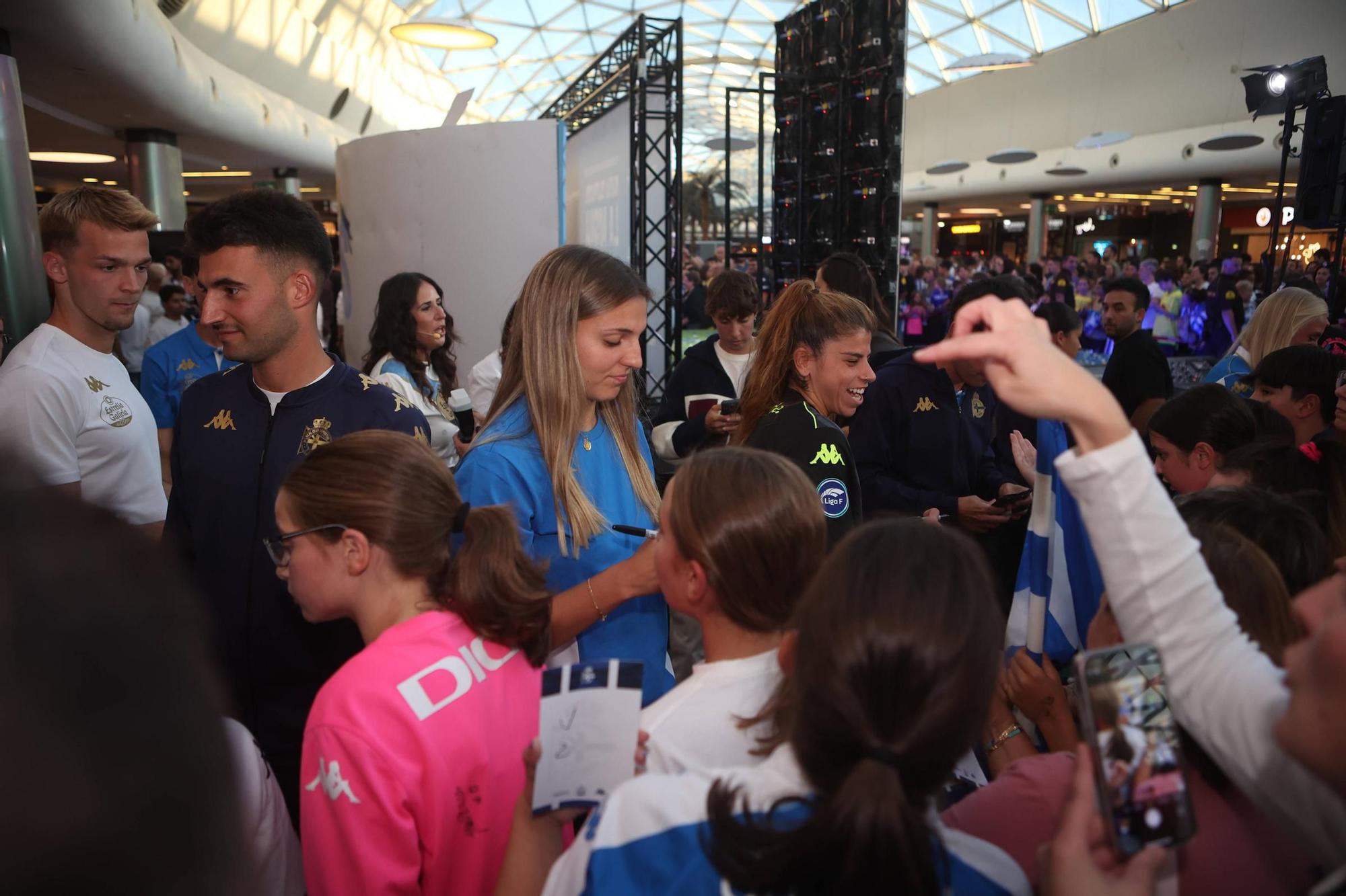 El Deportivo presenta en Marineda City sus equipaciones para la temporada 2025-2026