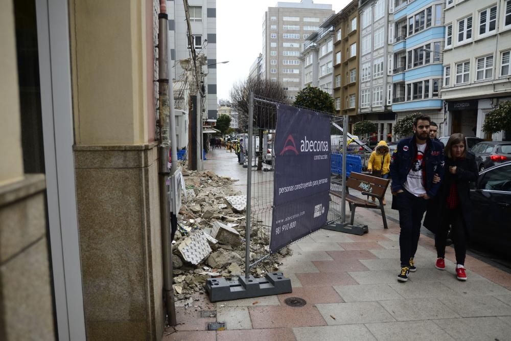 El andamio que utilizaban los operarios para retirar la fachada del inmueble sufrió destrozos. No hay víctimas personales.