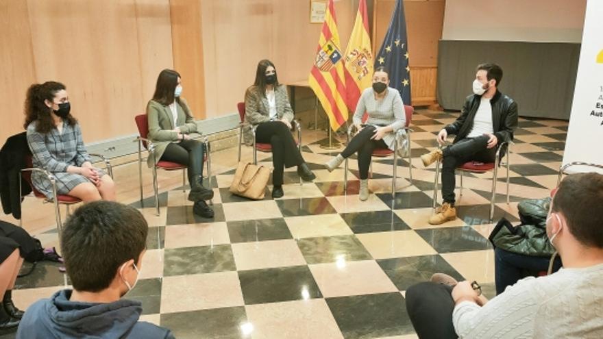 Una imagen de la reunión de la consejera de Universidad, Maru Díaz, con los receptores de las becas salario.