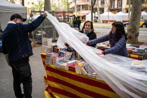 La lluvia sorprende en  Sant Jordi.