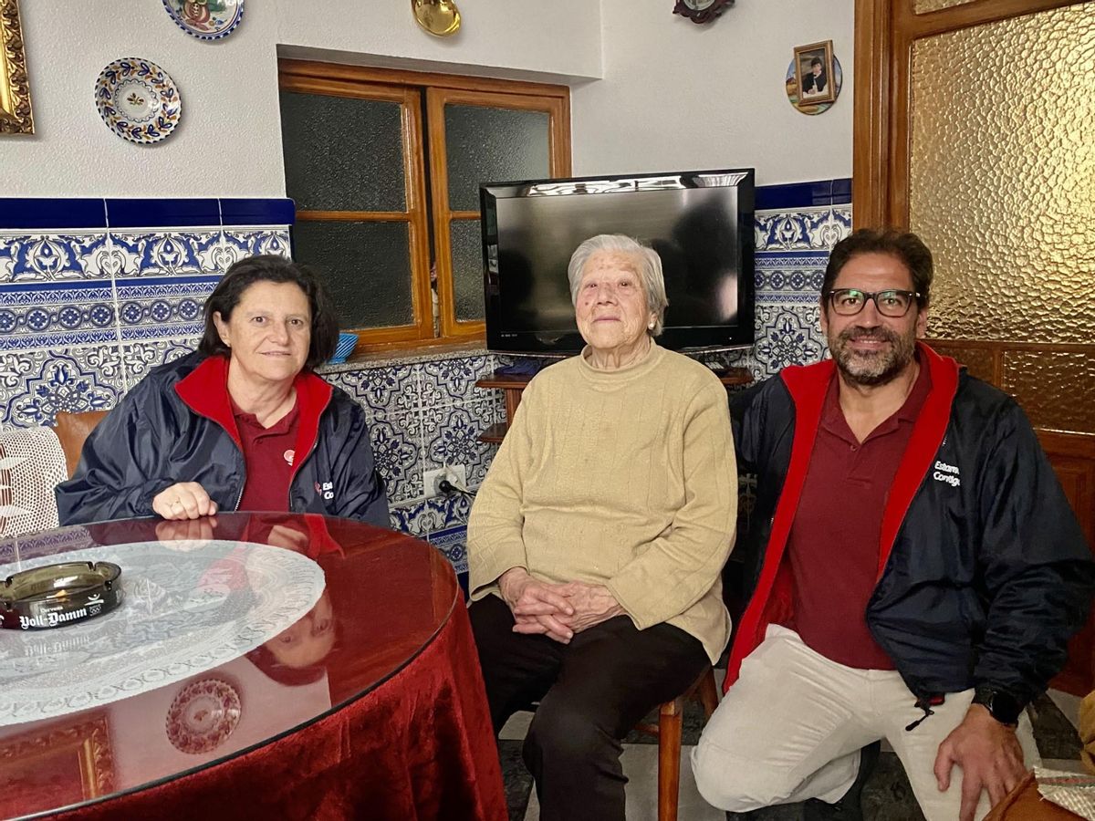 Paco y Juani, auxiliares, junto a Dolores Zamora, una de las usuarias