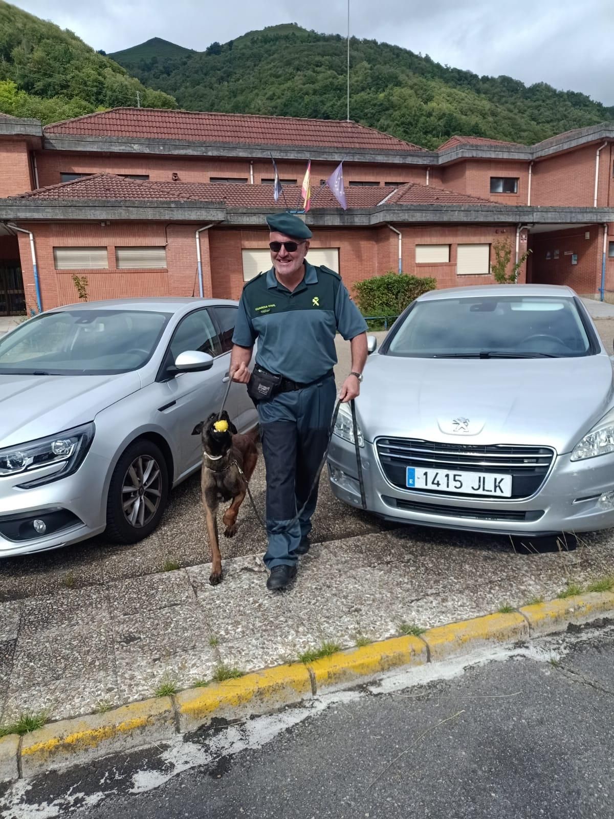 Demostración de la Guardia Civil en el colegio Elena Sánchez Tamargo de Laviana