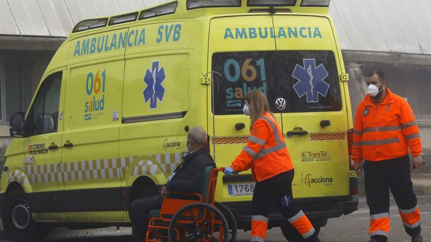 Dos técnicos sanitarios transportan a un paciente desde la ambulancia al hospital Royo Villanova, en Zaragoza. | JAIME GALINDO