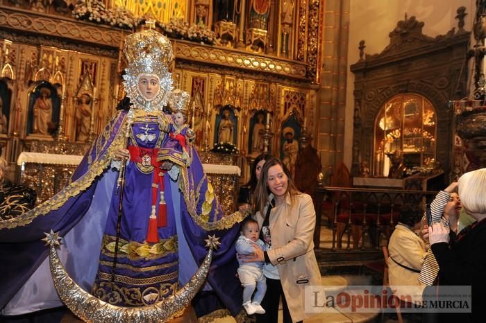 Los niños pasan por el manto de la Fuensanta