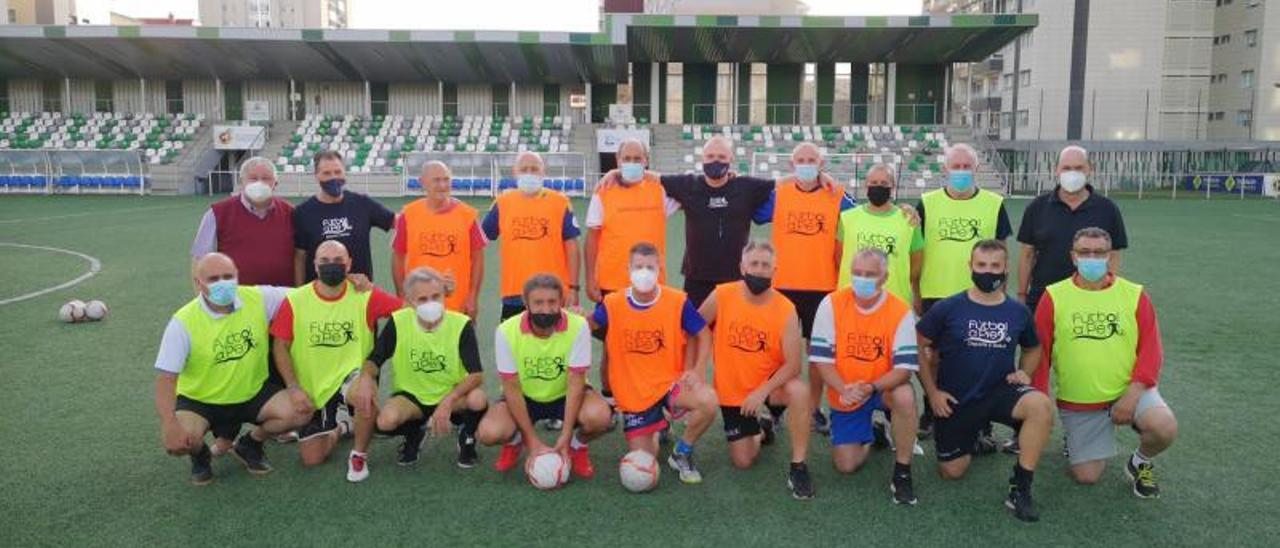 Participantes en la sesión de fútbol a pie en Vigo junto a Rafael Louzán. |  // FDV