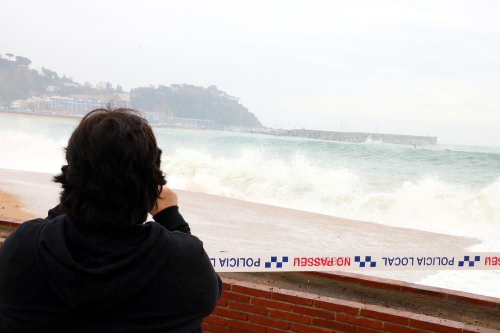 A Blanes s''ha construït un mur de sorra per frenar l''onatge