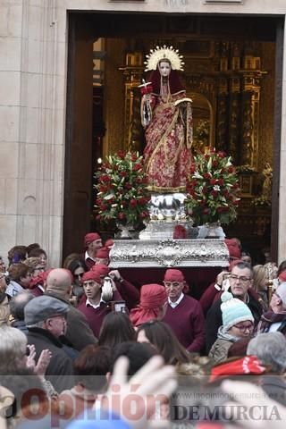 Los romeros acompañan a la Santa pese al frío.