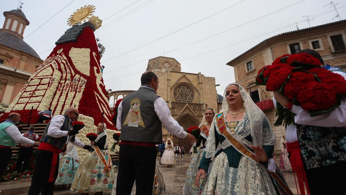 Desfile ante la Mare de Déu de València.