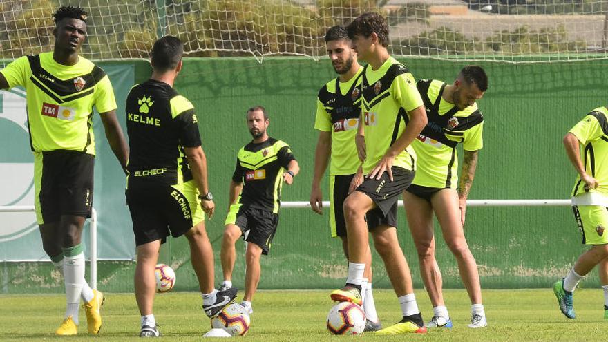 Los jugadores del Elche, junto al preparador físico Manolo Sempere, en un entrenamiento