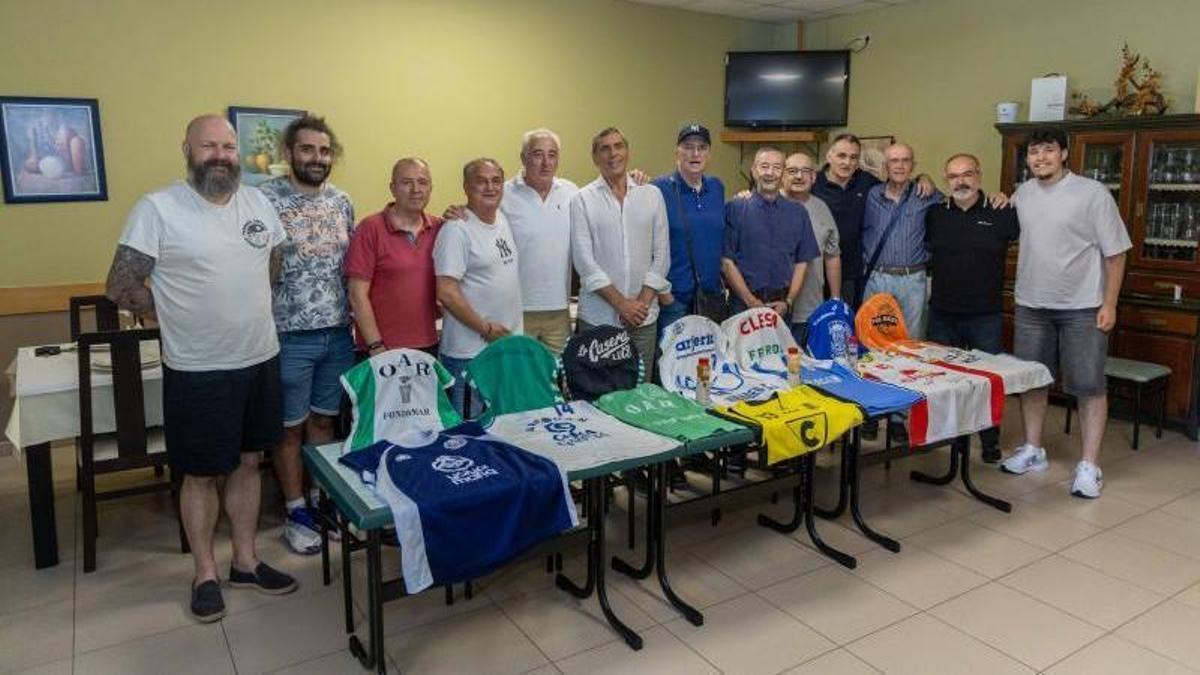 Imagen de los participantes con las camisetas históricas del baloncesto gallego.