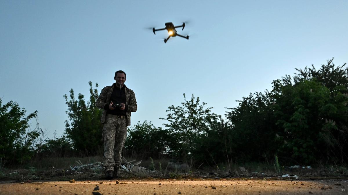 Un militar ucraniano operando un dron.
