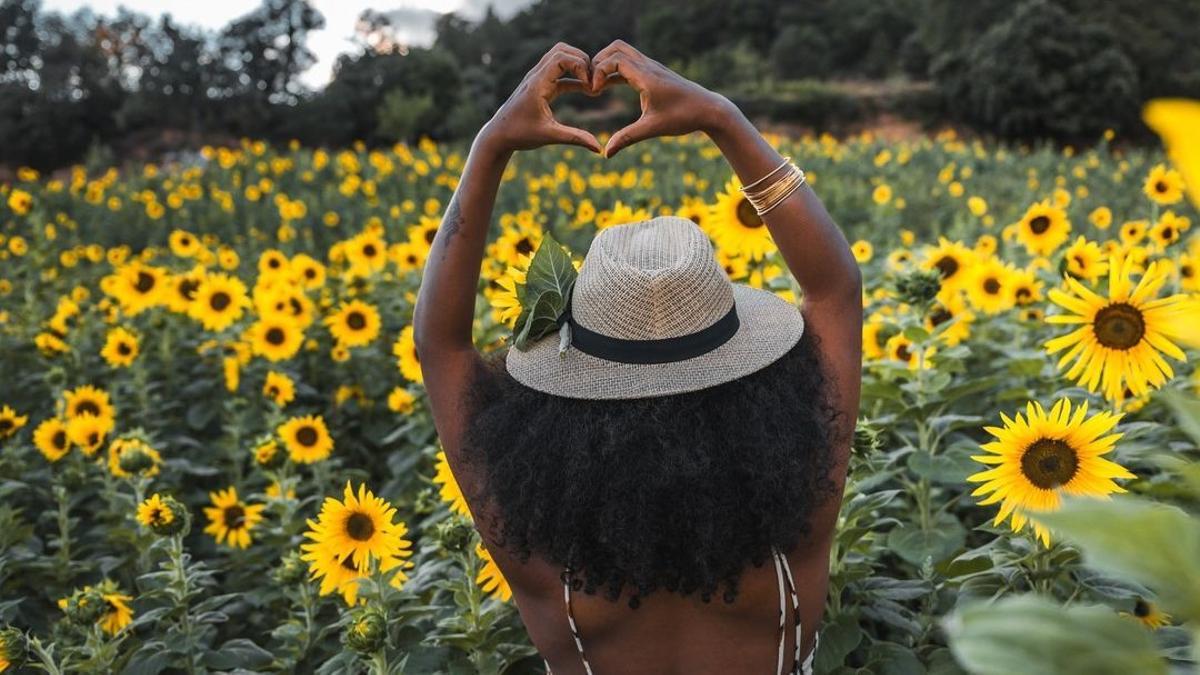 Postureo con girasoles en Niudalia.