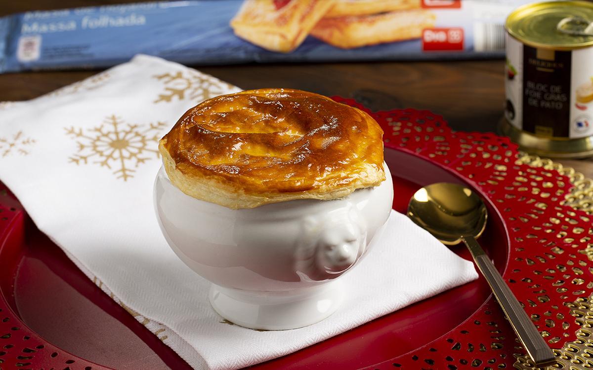 Consomé de Navidad con hojaldre