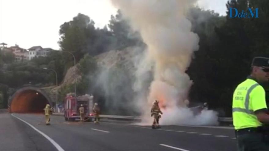 Incendio de un coche en la entrada del túnel de Génova