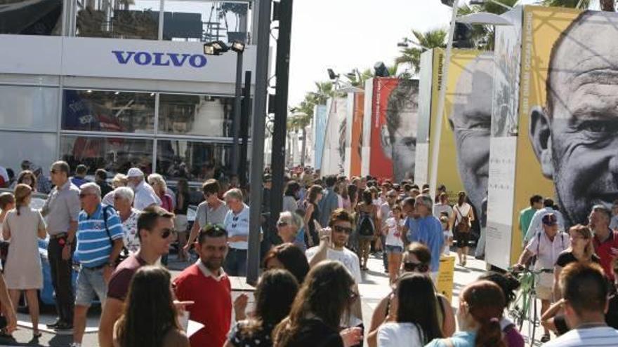 Decenas de ciudadanos pasean por el village de la Volvo que se instaló en Alicante el pasado año.