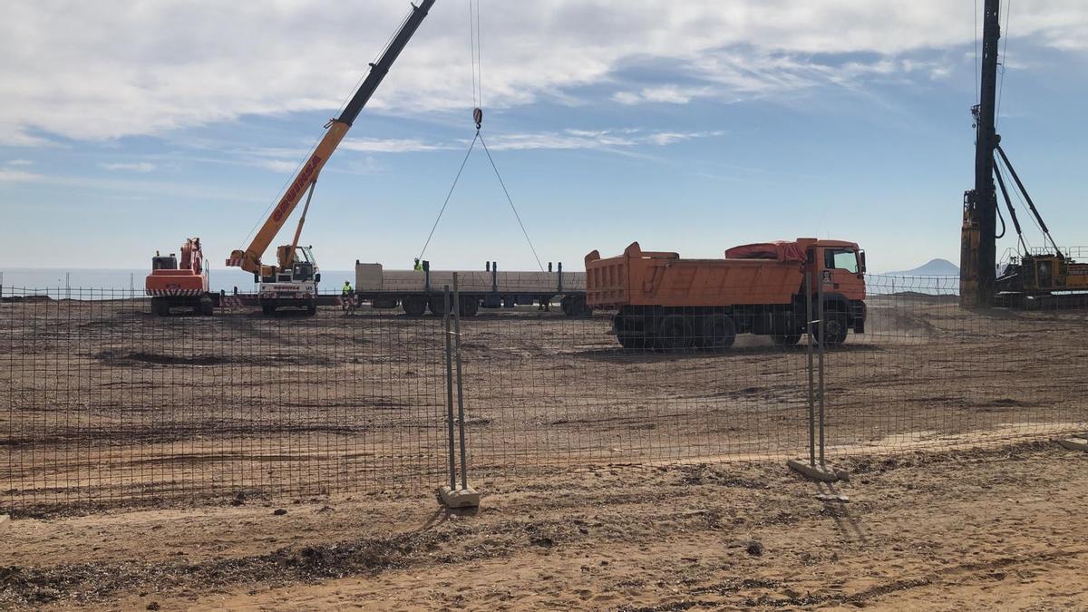 Terrenos donde han comenzado las obras para construir 88 viviendas frente a la playa del Pudrimel, en La Manga.