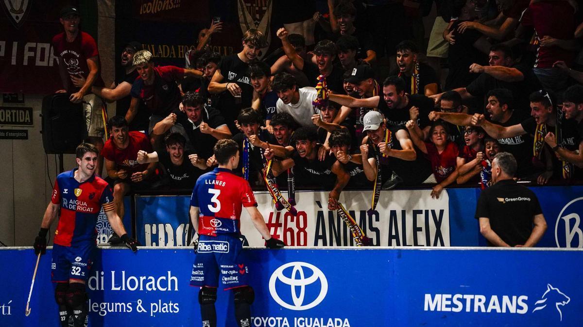 Marc Carol i Biel Llanes celebren un dels gols del quart partit de la final amb el Liceo davant del Front Tauró