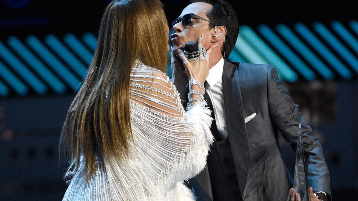 El beso de Jennifer López y Marc Anthony en los Grammy Latinos 2016