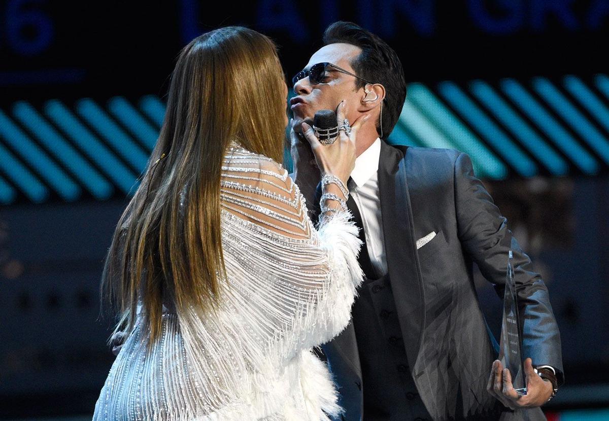 El beso de Jennifer López y Marc Anthony en los Grammy Latinos 2016