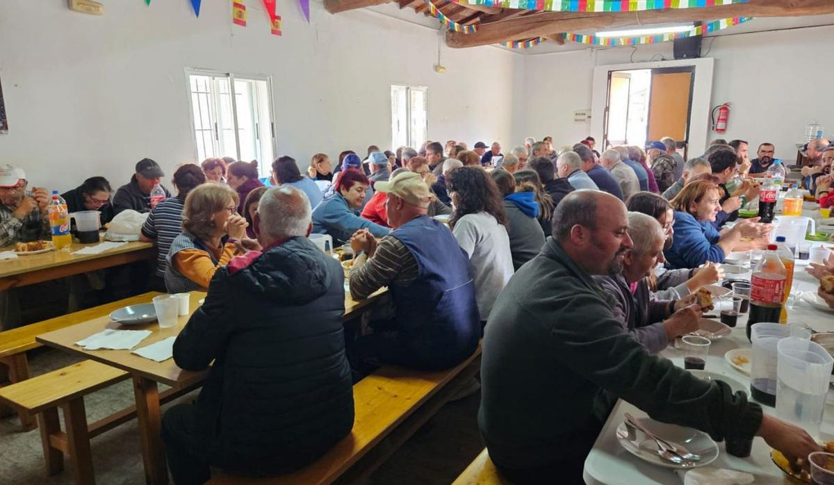 El pueblo de Bercianos de Aliste disfruta en hermandad de la convidada. | Chany Sebastián