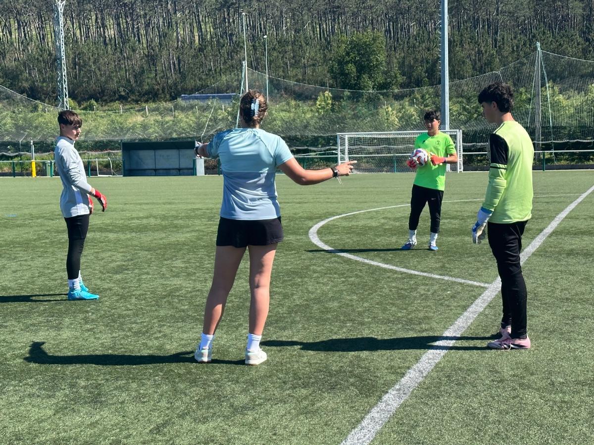 En imágenes: el club Valdés ACF conoce los secretos del portero gracias a la avilesina María Echezarreta, "Cheza"