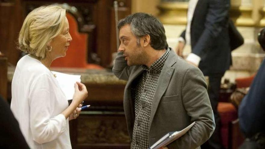 La portavoz del PP, Rosa Gallego, habla con el alcalde, Xulio Ferreiro, al finalizar un pleno.