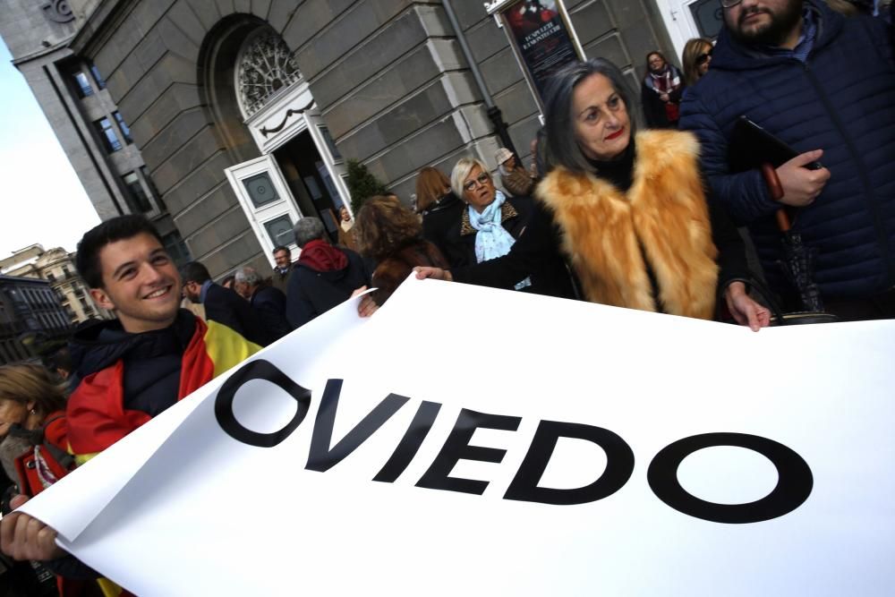 Concentración a favor de los Premios Líricos de Oviedo