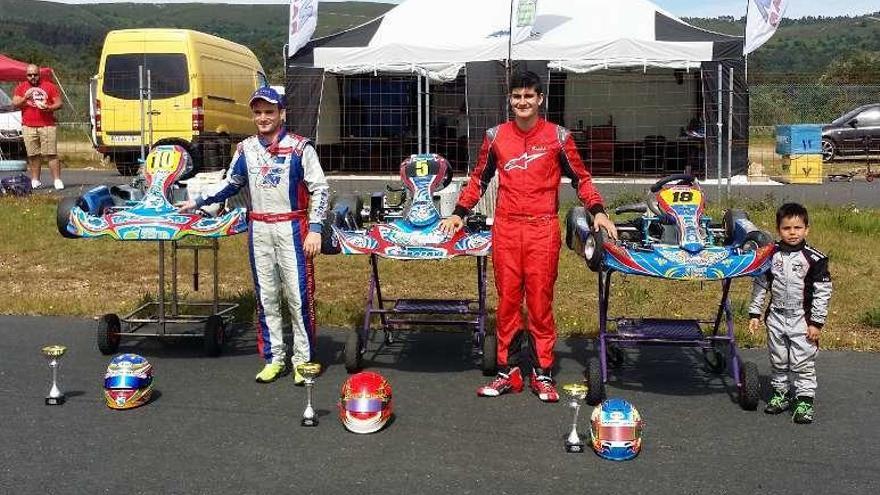 David Senra, Alberto Varela y Christian Costoya, con sus trofeos.