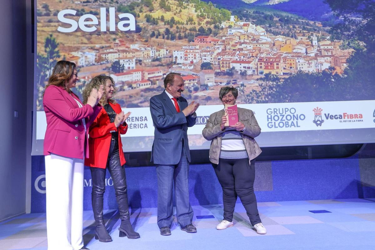 El jurado entrega el premio «Mejor Pueblo Cultural del Año» a Mila Llinares, alcaldesa de Sella.