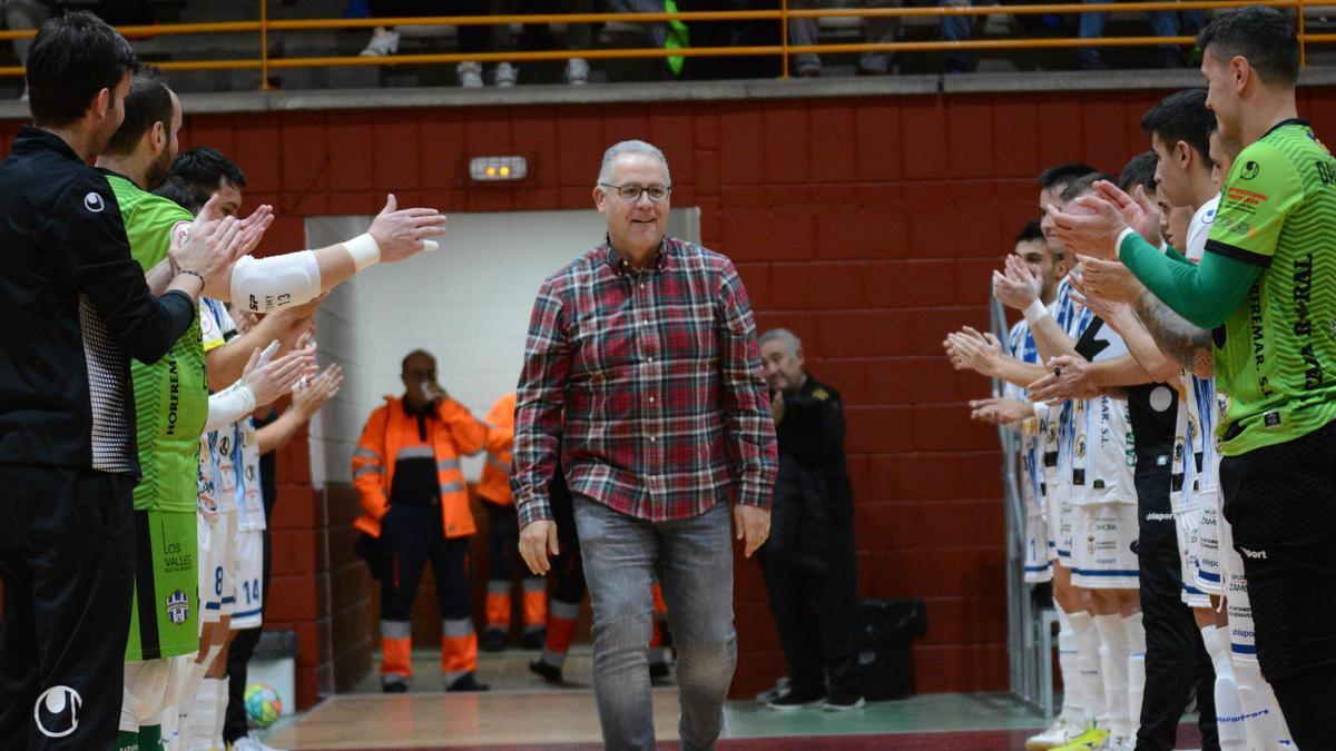 José María Prada recibe los aplausos del Atlético Benavente en su reconocimiento.