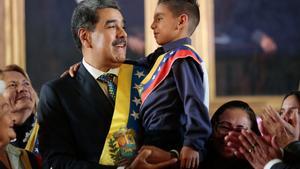 HANDOUT - 10 January 2025, Venezuela, Caracas: Venezuelan President Nicolas Maduro holds a child in his arms after being sworn in for a third term in office. Photo: Milagros Nunez/Prensa Miraflores/dpa - ACHTUNG: Nur zur redaktionellen Verwendung und nur mit vollständiger Nennung des vorstehenden Credits 10/01/2025 ONLY FOR USE IN SPAIN. Milagros Nunez/Prensa Miraflores / DPA;Politics;politics;heads of state;elections;Inauguration of President Nicolas Maduro in Venezuela;