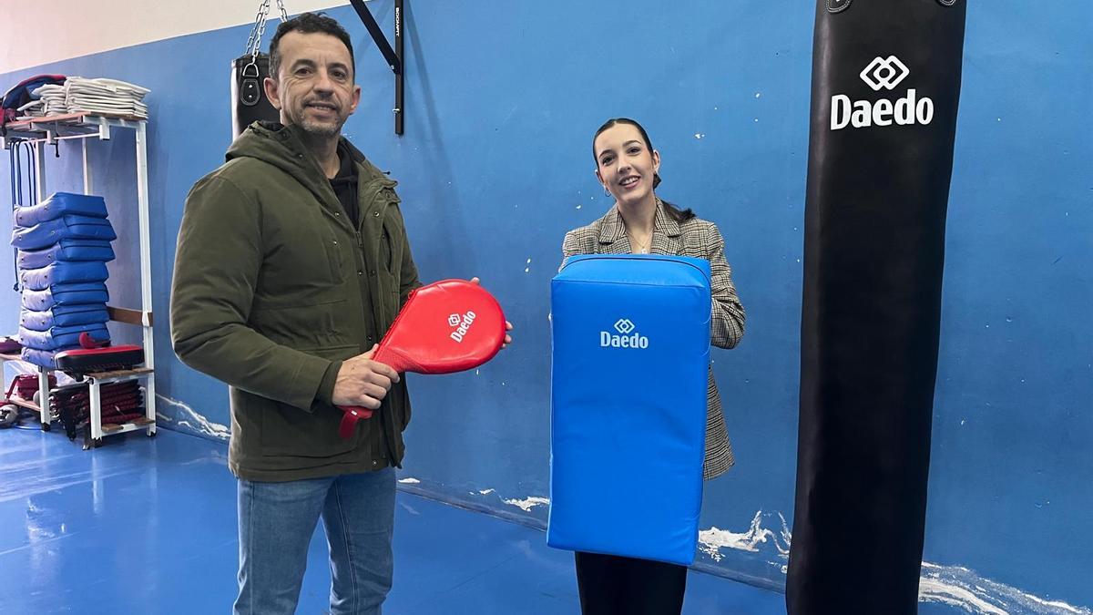 Entrega de material deportivo en el pabellón Maestro Kim de Cáceres.