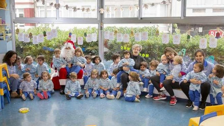 Los niños de la Escuela Infantil Zalaeta posan con Papá Noel.