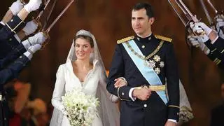 20º aniversario de la boda de Felipe y Letizia: la lluvia, el 'no beso', una pelea dinástica y otras anécdotas del enlace real