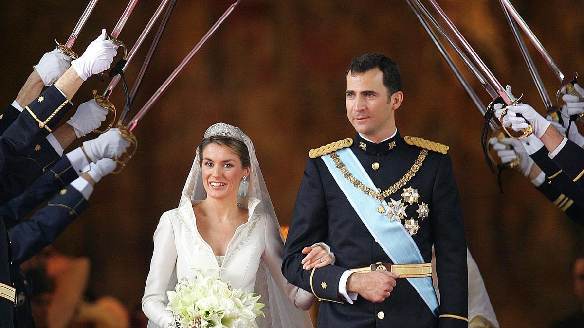 Letizia y Felipe, ya casados, abandonan la catedral de la Almudena.