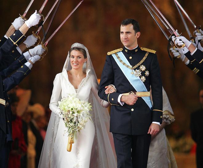 Letizia y Felipe, ya casados, abandonan la catedral de la Almudena.