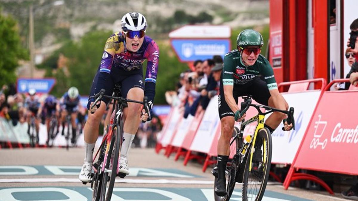 Marianne Vos, de verde, se impone en la penúltima etapa de la Vuelta.