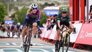 Marianne Vos, de verde, se impone en la penúltima etapa de la Vuelta.