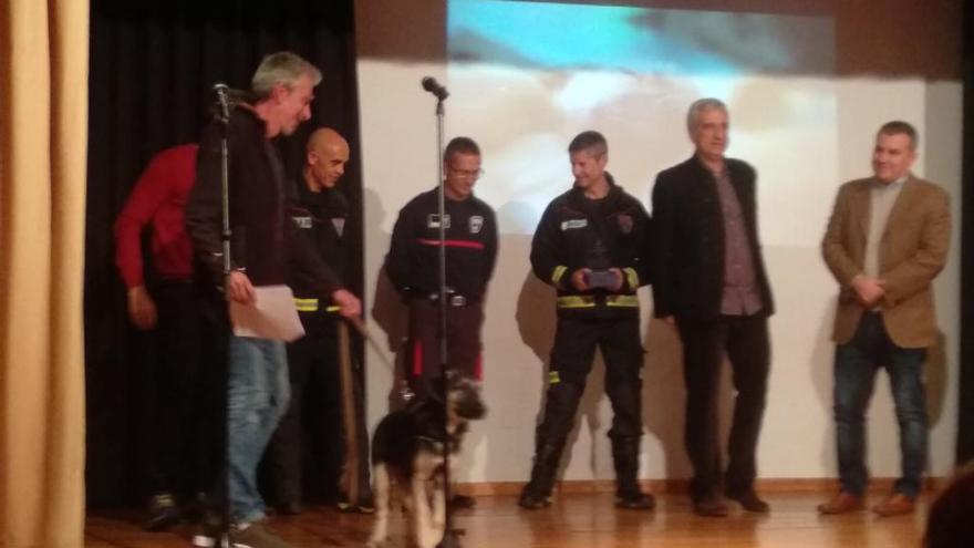 Bomberos del Consorcio reciben un premio por el rescate de cinco cachorros en Alguazas