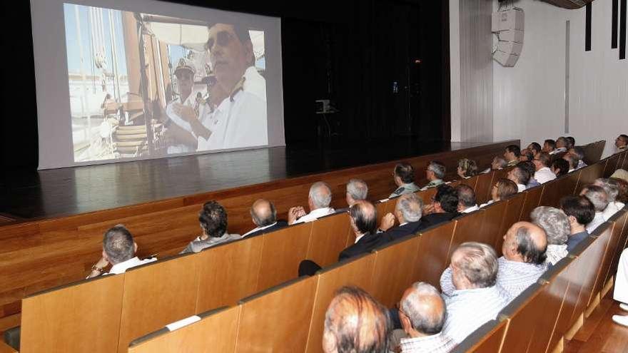 Público asistente ayer a la presentación del documental sobre el Elcano.