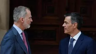 El Rey Felipe VI y Pedro Sánchez se reúnen en Palma con los incendios como telón de fondo