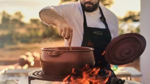 El chef Rodrigo Madeira prepara un plato típico portugués. 