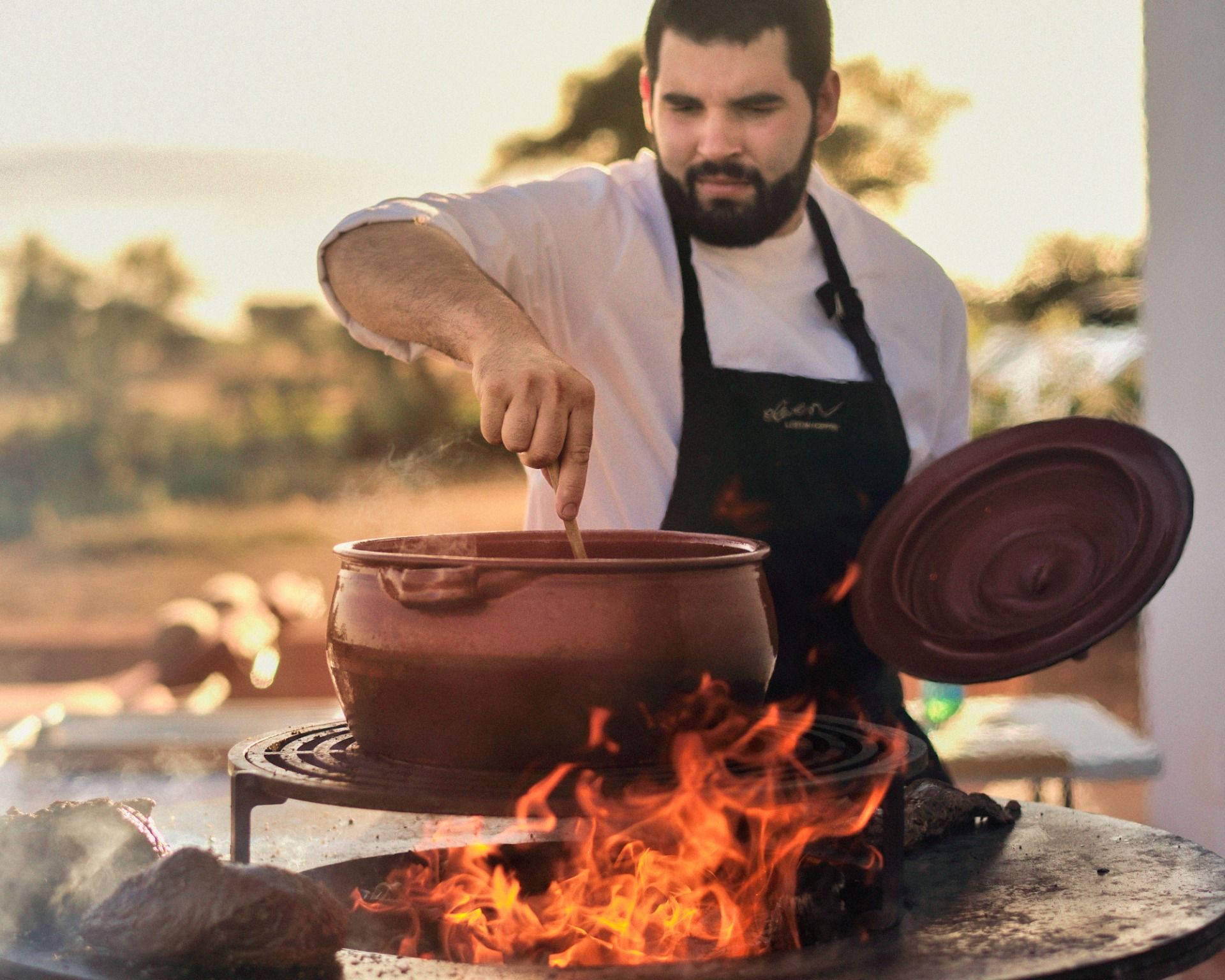 El chef Rodrigo Madeira prepara un plato típico portugués.