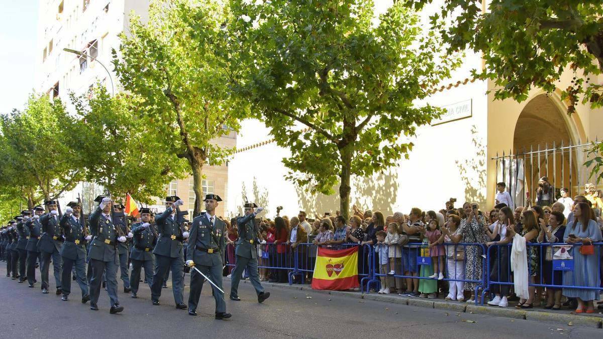 Desfile de la Guardia Civil en Badajoz por la festividad de la Virgen del Pilar.